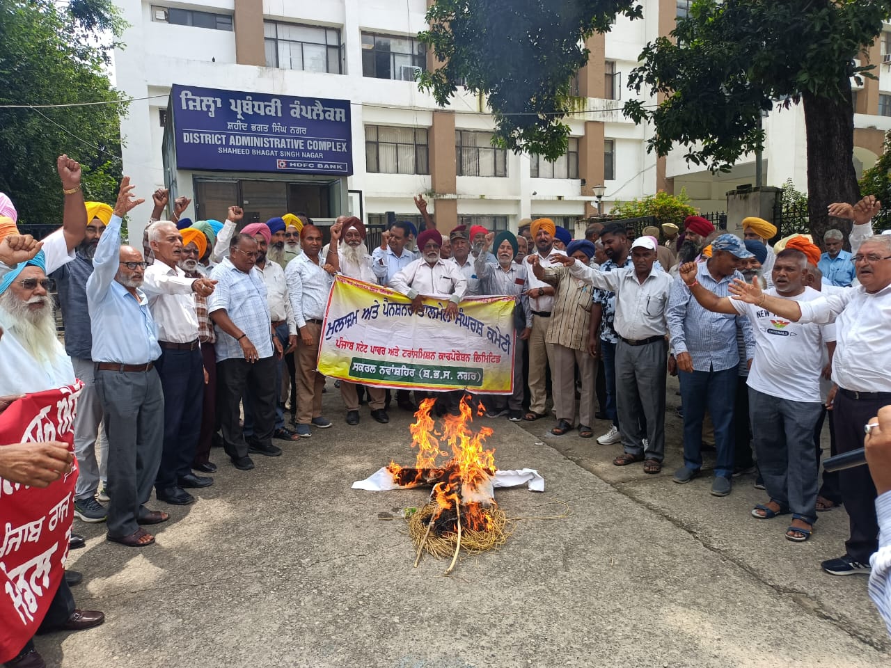 Punjab Employees and Pensioners Joint Front burnt effigies of Chief Minister and Finance Minister.